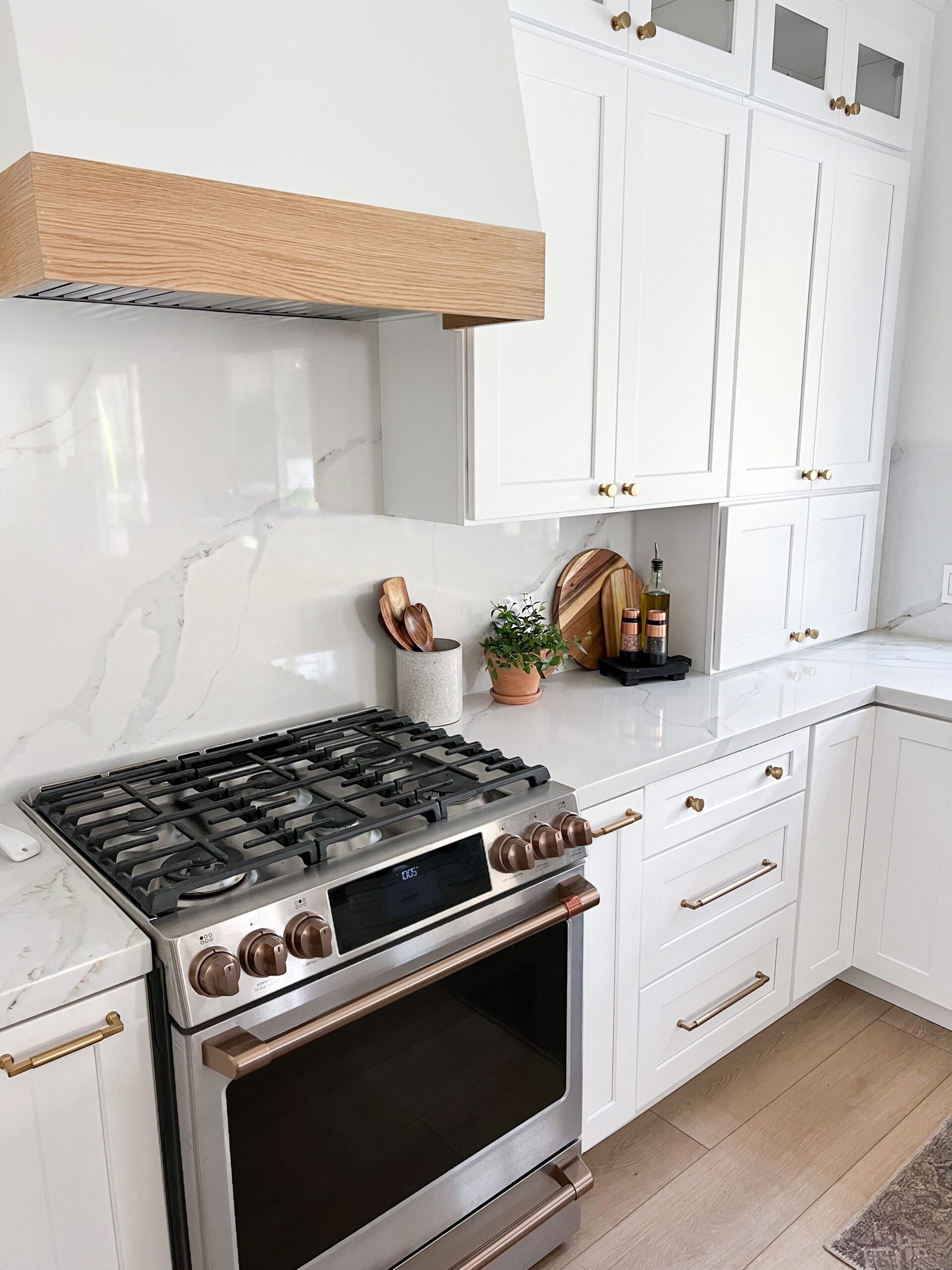 Pairings of Gold Kitchen Hardware with Stainless Appliances插图3
