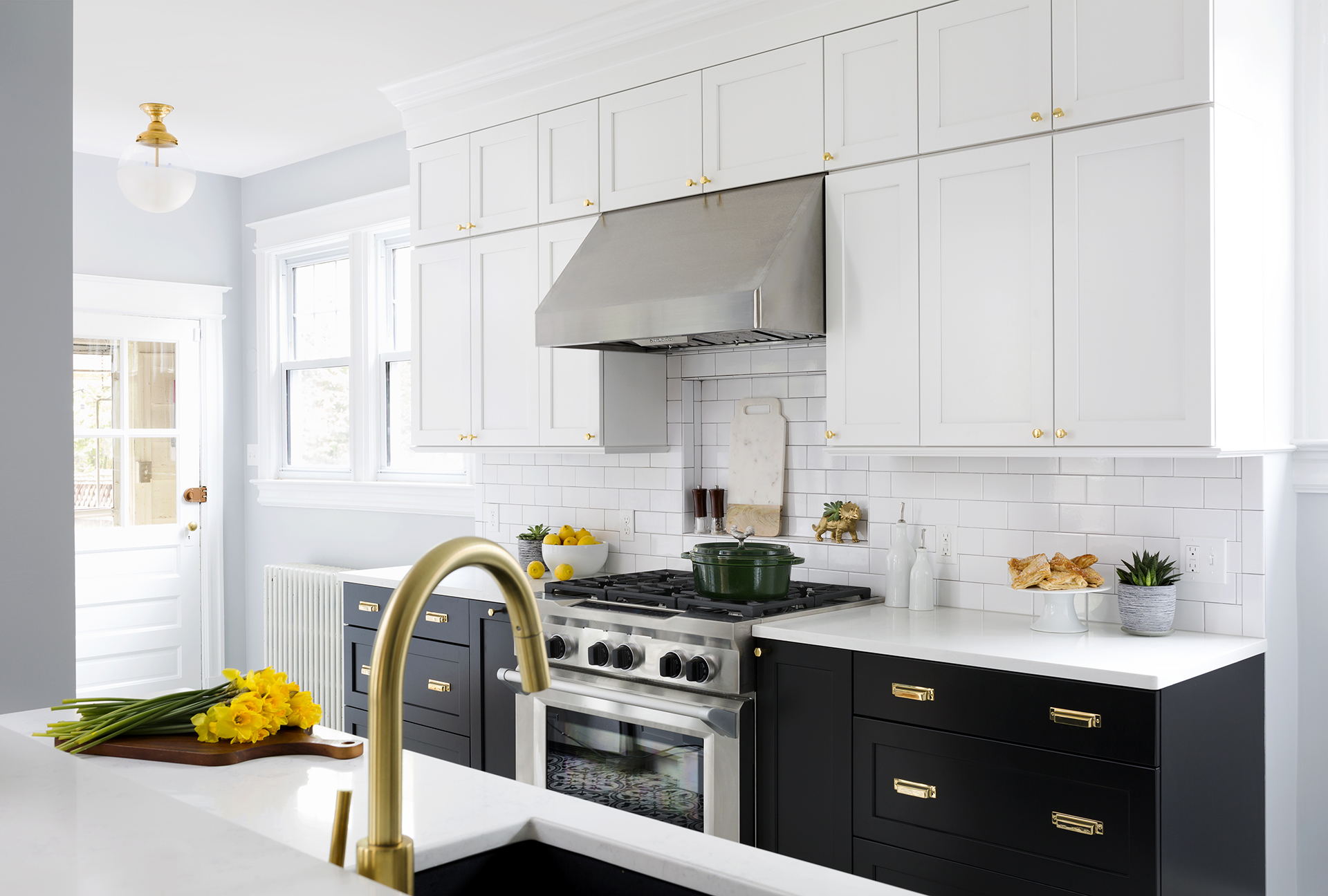 Pairings of Gold Kitchen Hardware with Stainless Appliances缩略图