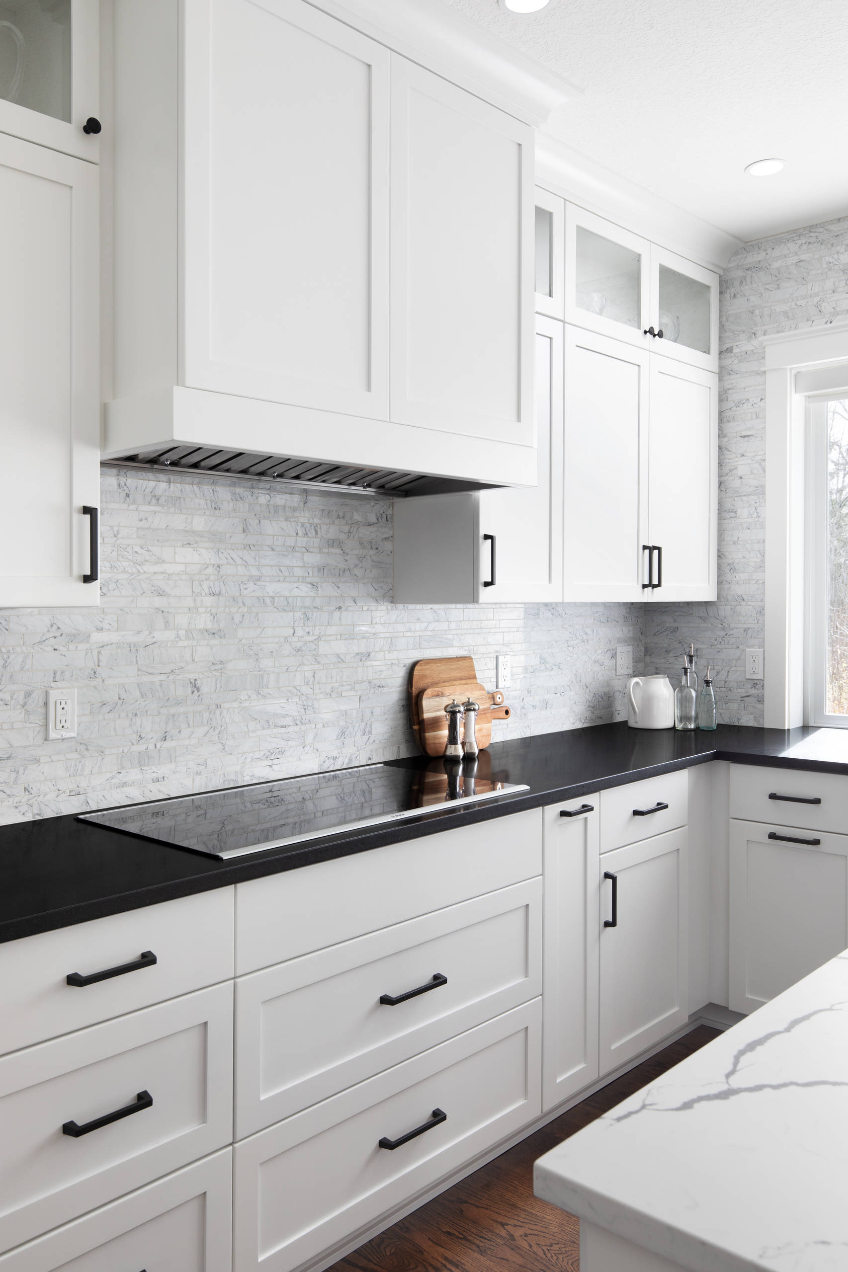 Modern Elegance: White Kitchen with Striking Black Countertops缩略图