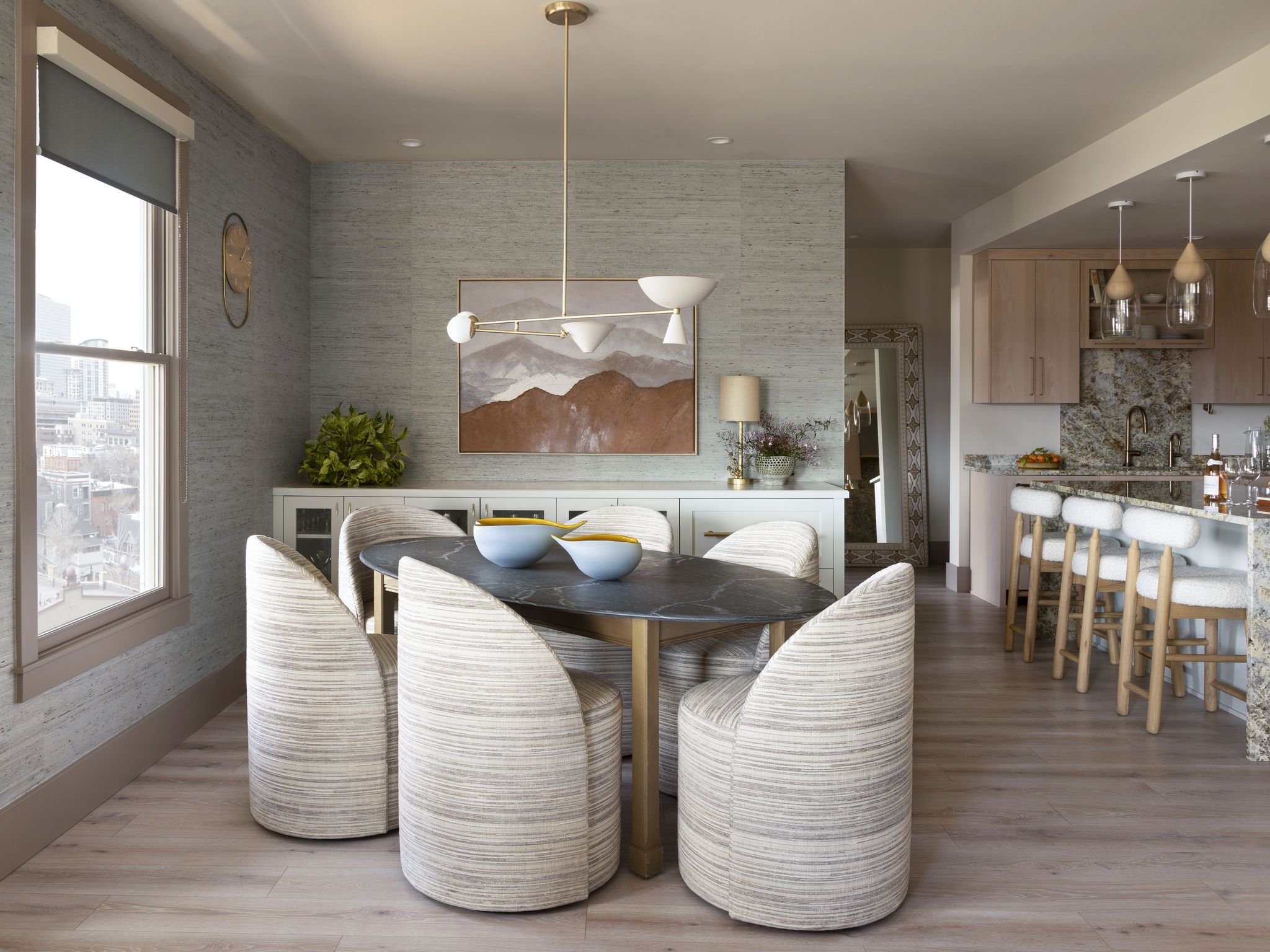 Combining Spaces: Styling a Living Room with a Dining Table缩略图