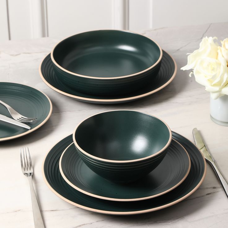 Black dinner plate