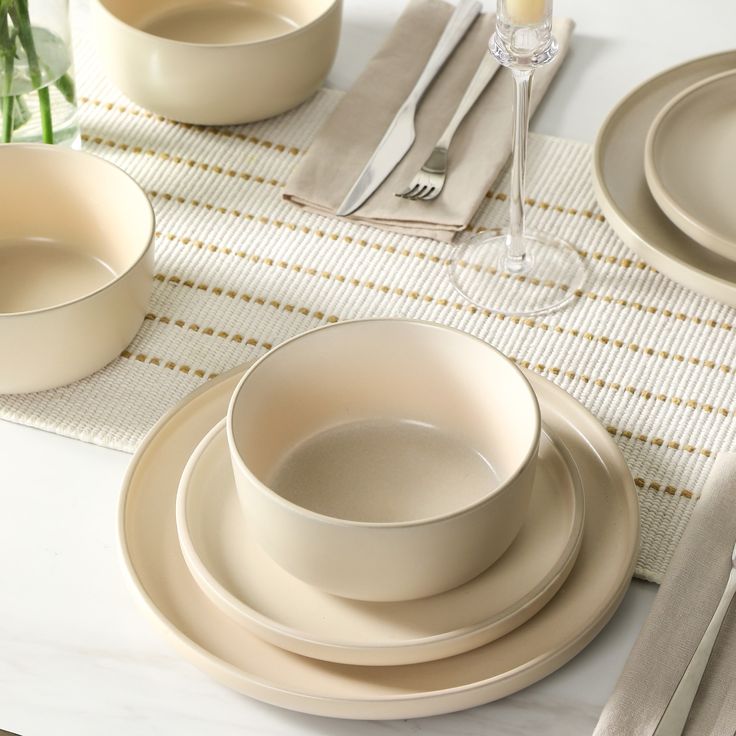 everyday tableware